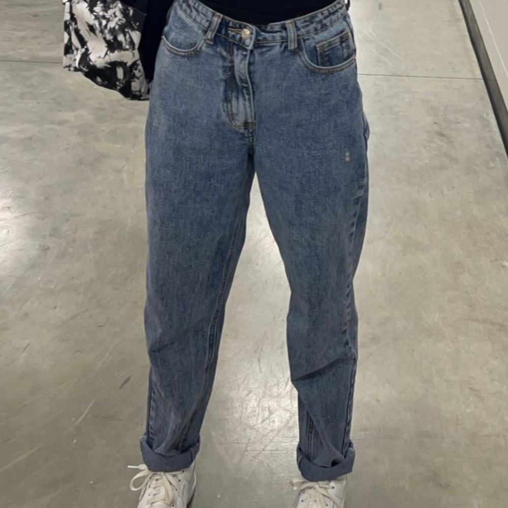 Pretty little thing jeans in light blue wash size: womens 4